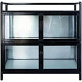 Gerundete Konturen und Glastueren an dem Sideboard