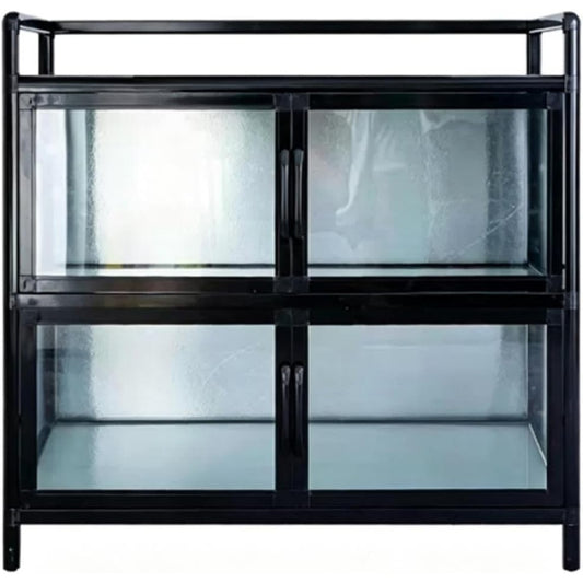 Gerundete Konturen und Glastueren an dem Sideboard