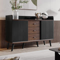 Das Sideboard vereint verstellbare Ablagen mit 2 Tueren