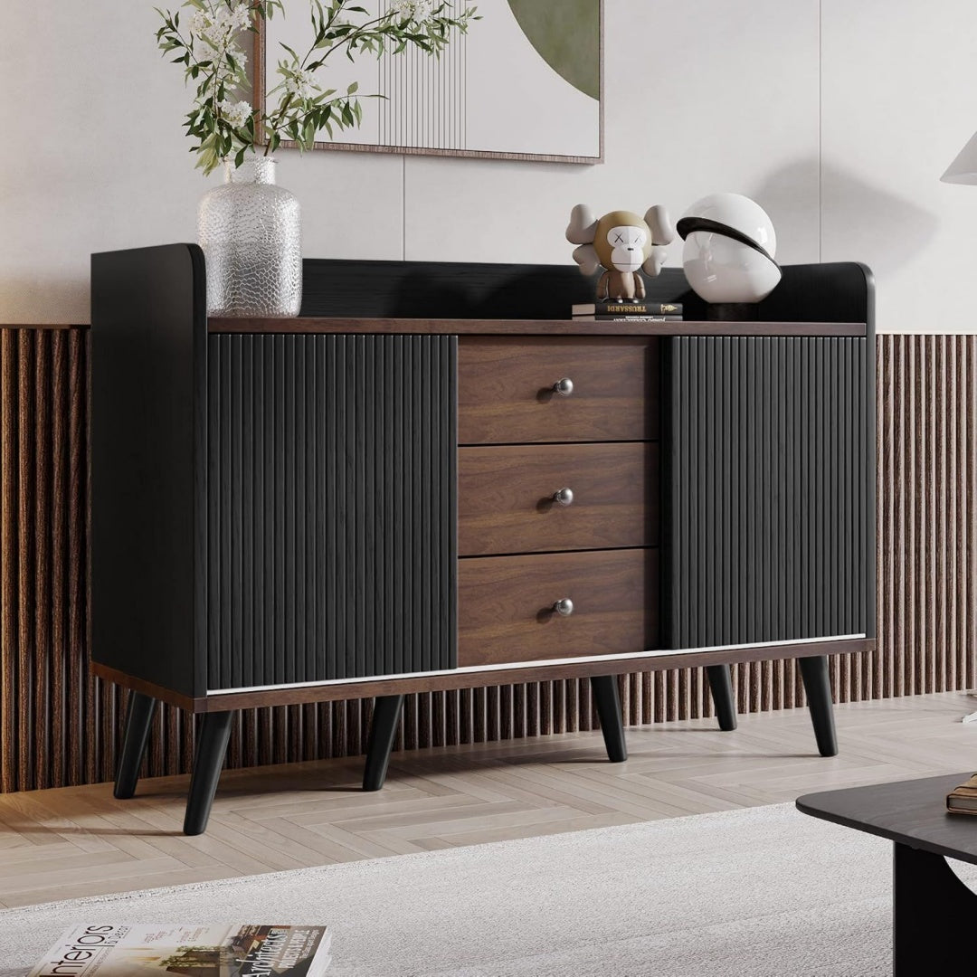 Das Sideboard vereint verstellbare Ablagen mit 2 Tueren