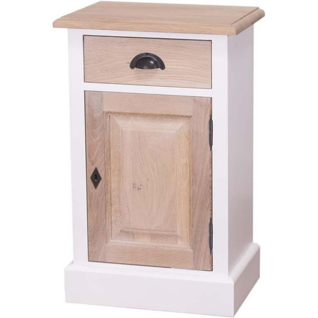 Geschlossener Stauraum an dem Sideboard aus Metall und Kiefernholz