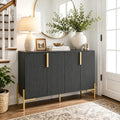 Verstellbare Ablagen und einen Spiegel an dem Sideboard