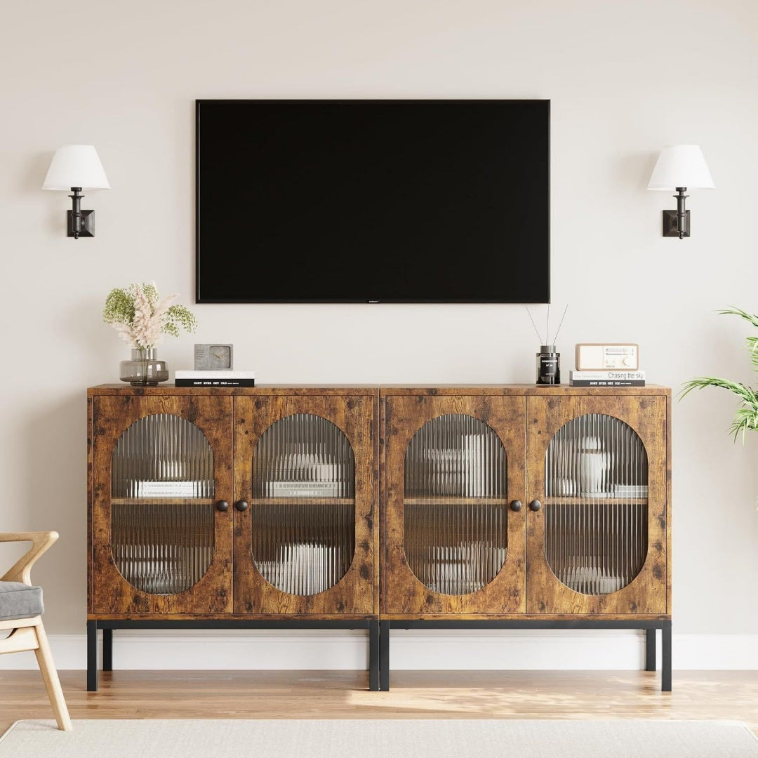 Glastueren praegen das Sideboard aus Holzwerkstoff