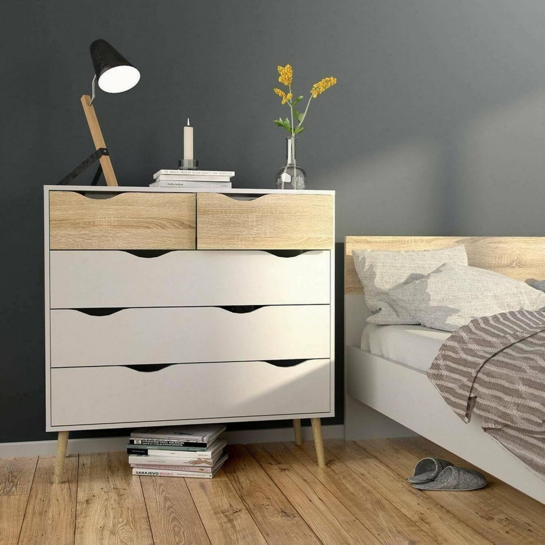 Schubladen an dem Sideboard mit 100 cm