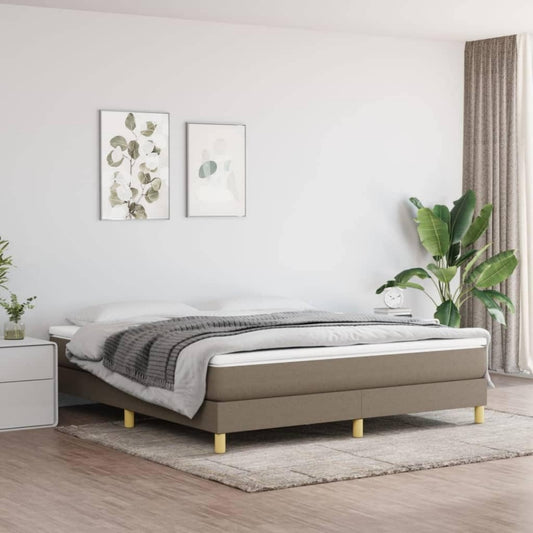 Das Boxspringbett setzt auf eine Farbgebung in Taupe