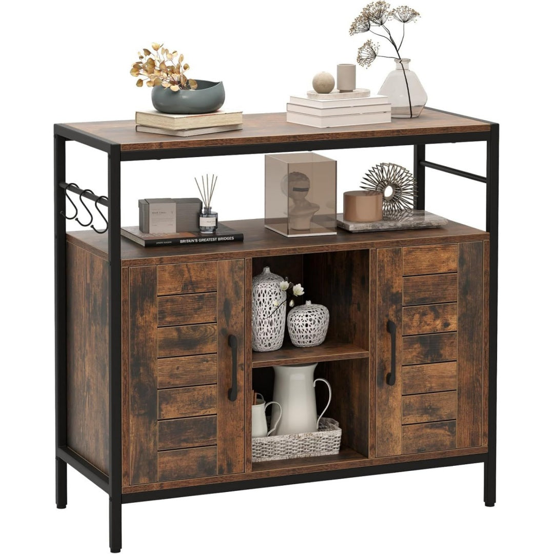 Offene Ablagen praegen das Sideboard aus Metall