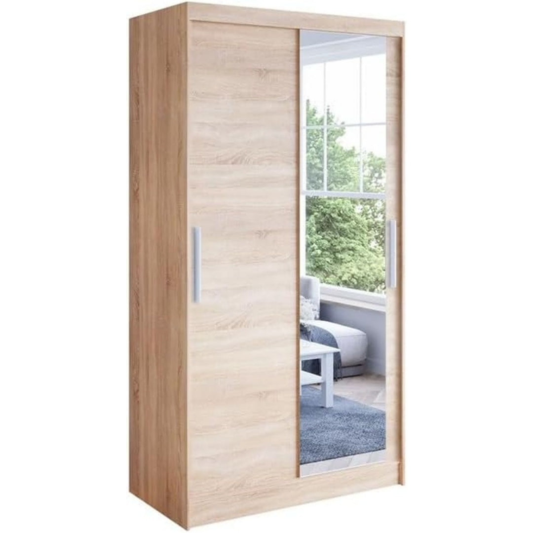 Ein Spiegel praegt den Kleiderschrank