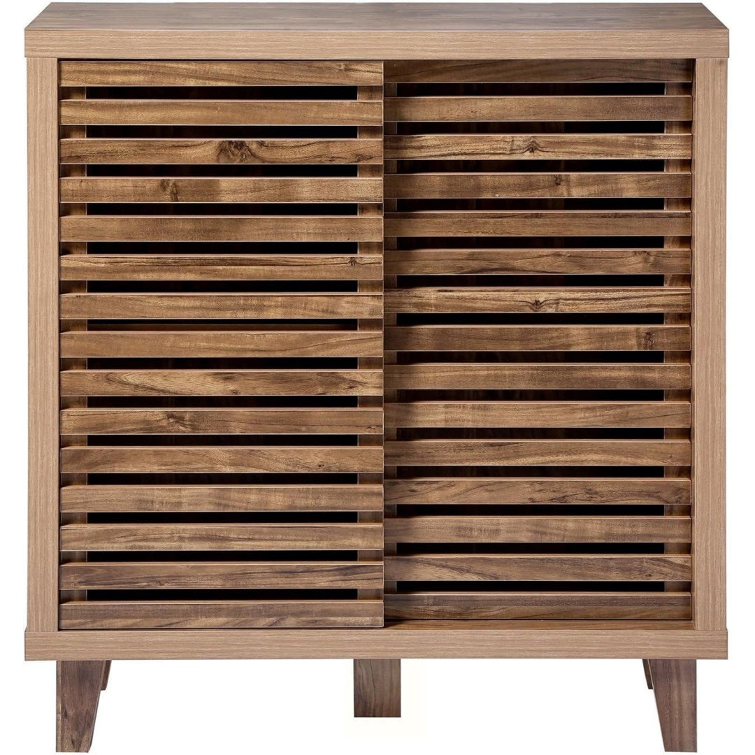Schiebetueren praegen das Sideboard in Naturbraun