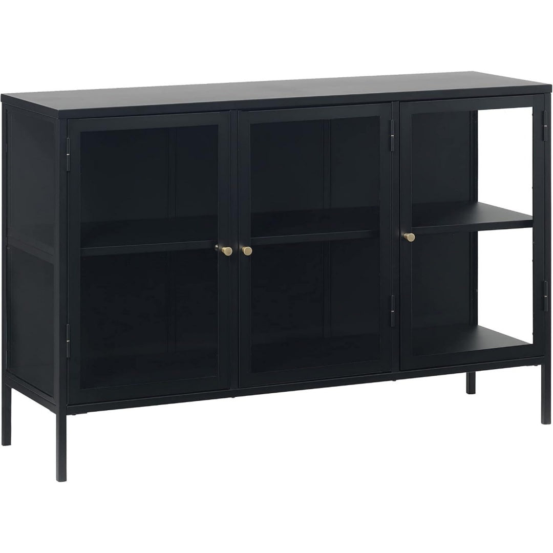Vitrine mit goldfarbenen Griffen