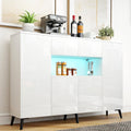 Grifflose Fronten bestimmen das Erscheinungsbild von dem Sideboard