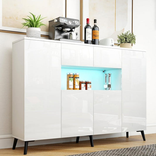 Grifflose Fronten bestimmen das Erscheinungsbild von dem Sideboard