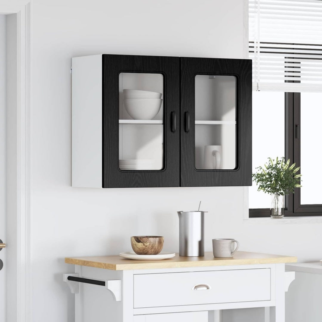 Holzoptik ergaenzt die Vitrine