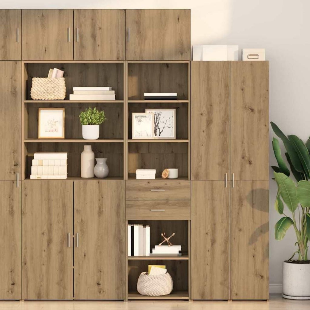 Hochschrank verbindet matte Oberflaechen und Schubladen